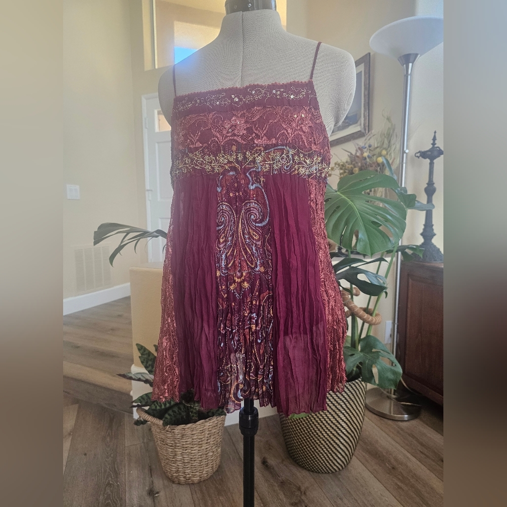 Silk embroidered top Sz L